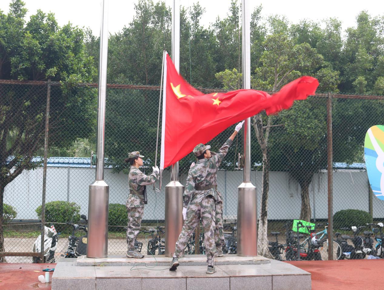 加强国防教育 共筑安全之基 ——BV伟德官方网站举行升旗仪式