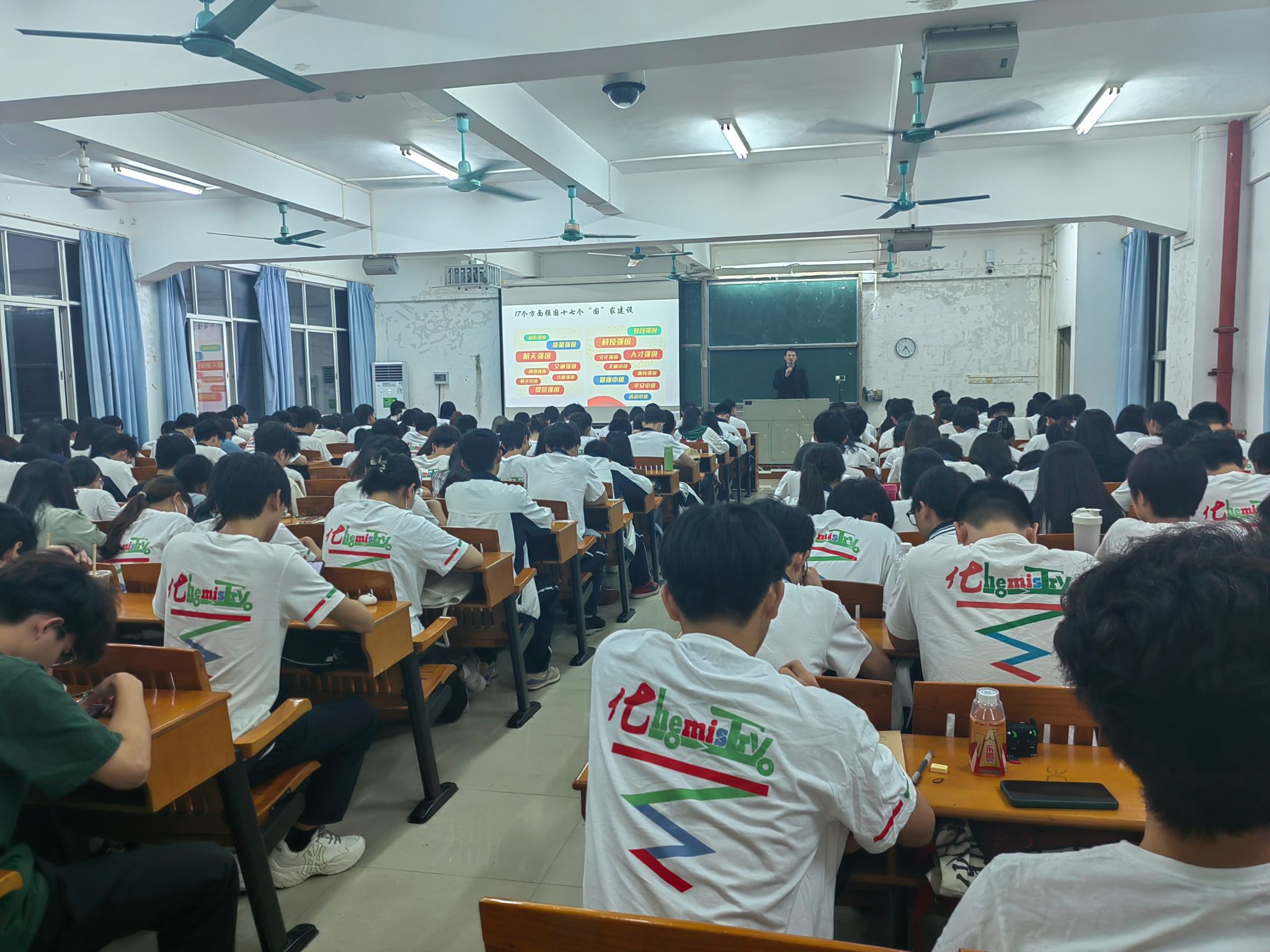 BV伟德官方网站党委副书记刘勇给学生党员讲党课