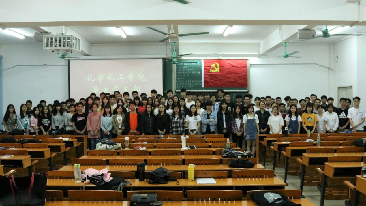 伟德官网学生党支部召开四月组织生活会