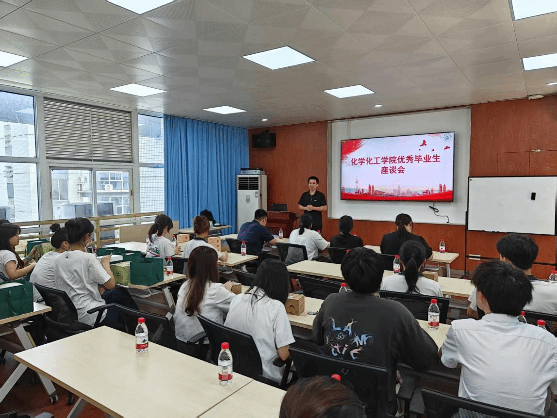  共话成长 感恩未来——BV伟德官方网站开展毕业生代表座谈会
