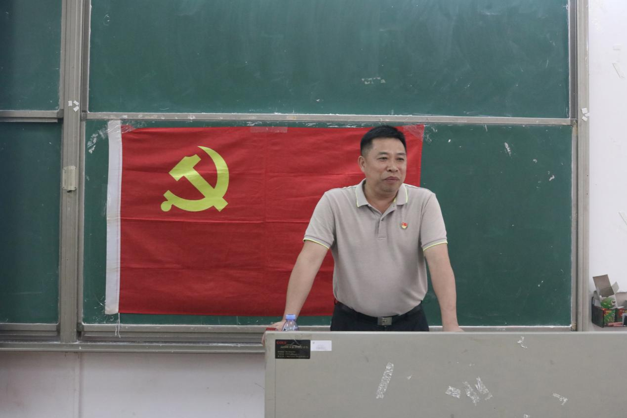 BV伟德官方网站党委书记邱树华给毕业生党员讲党课