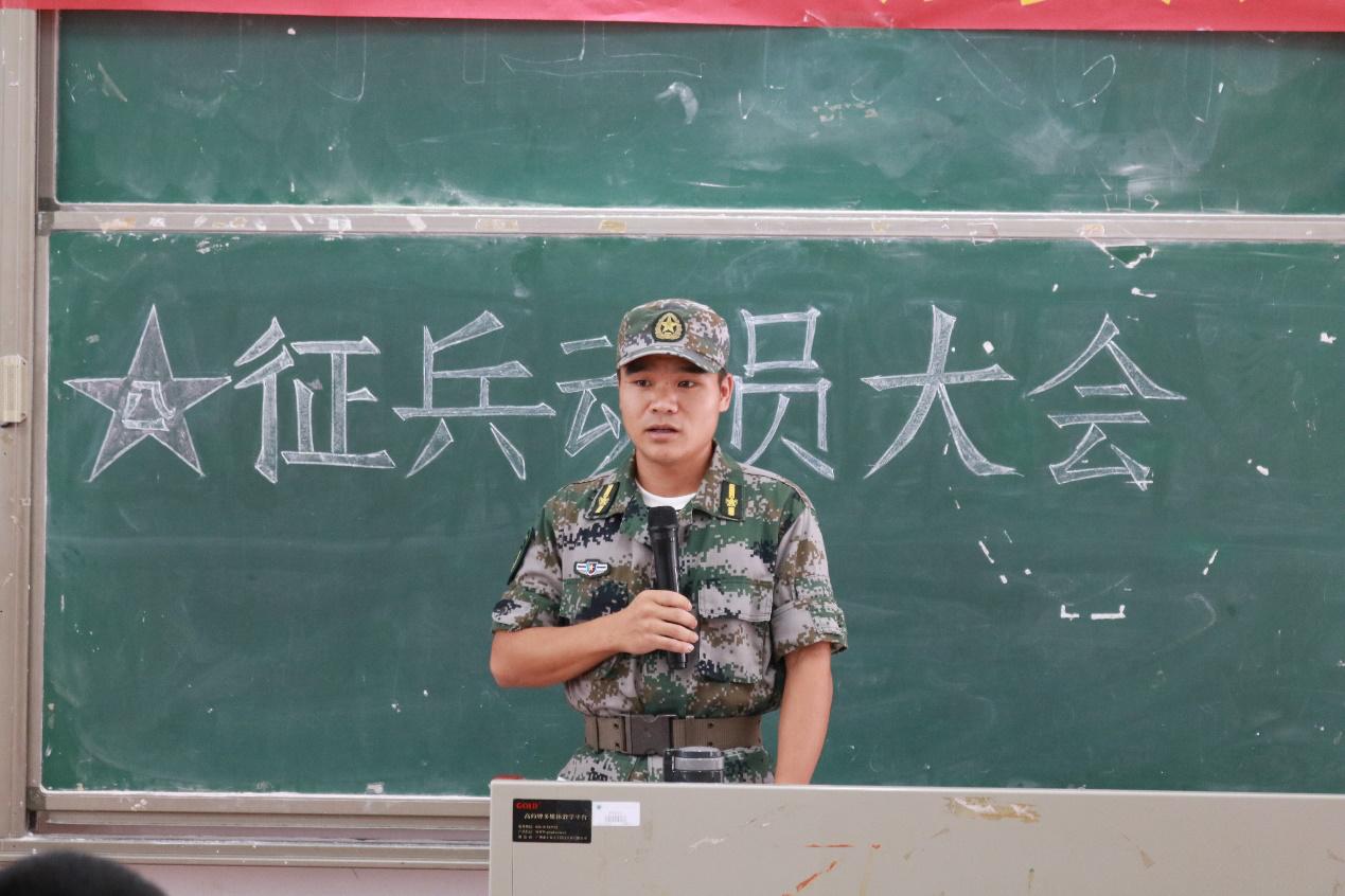 莘莘学子携笔从戎 参军报国建功立业--BV伟德官方网站召开退伍士兵报告会暨2019年征兵动员大会