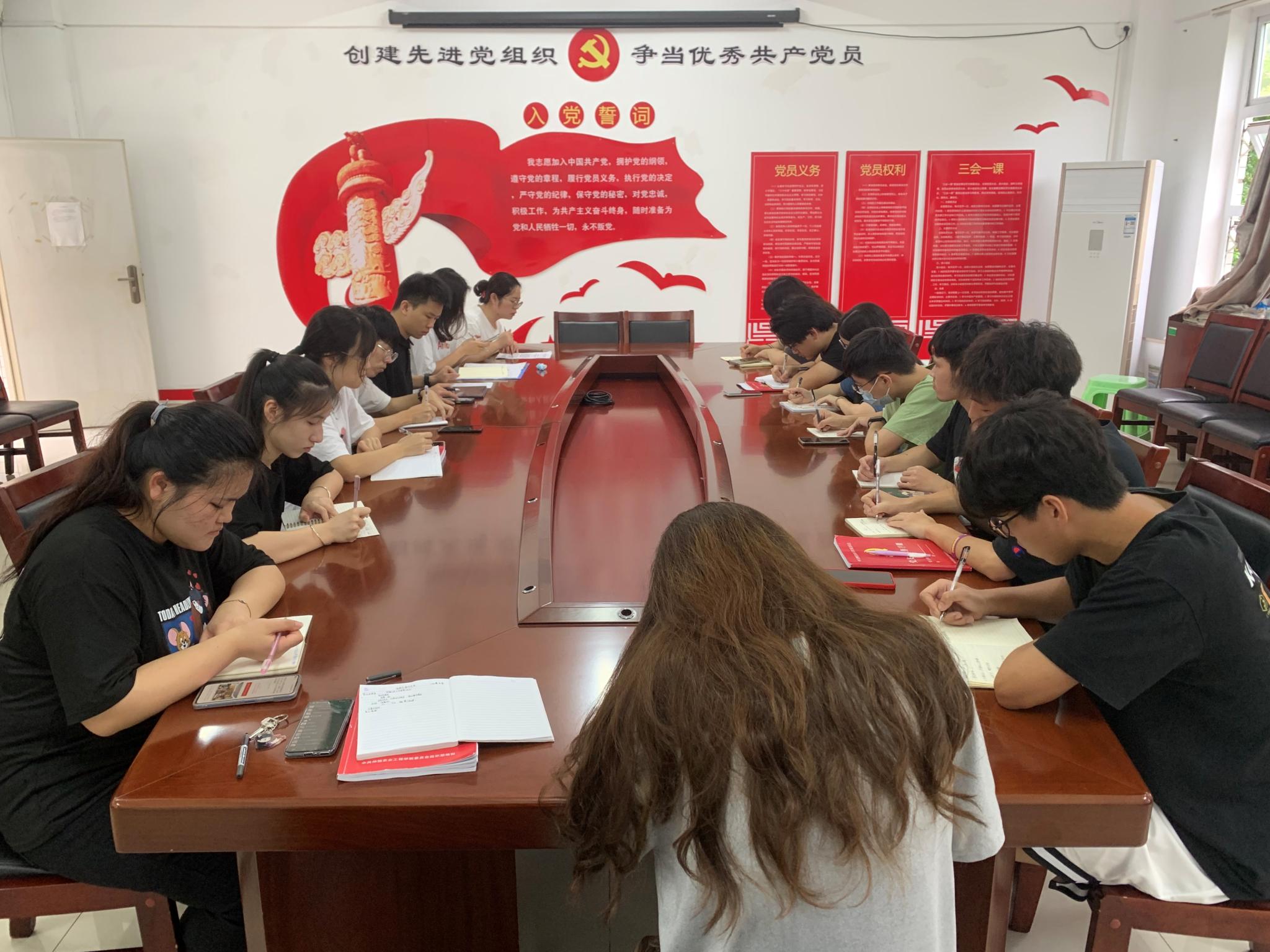 坚持党的领导 树立大局意识——BV伟德官方网站学生党支部召开专题学习会议