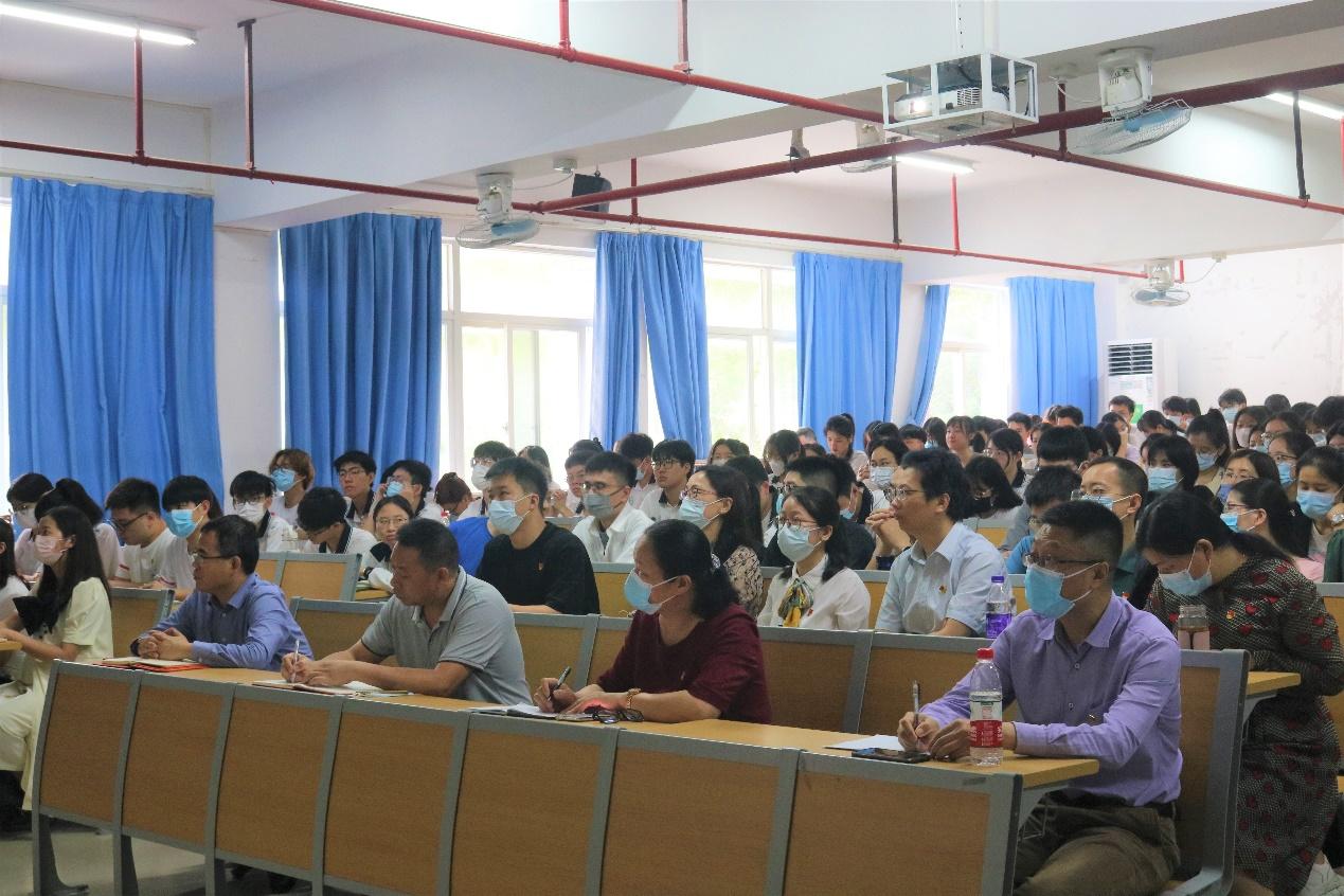 聚焦两会 筑梦当下——田允波副校长为BV伟德官方网站、外国语学院师生党员讲党课