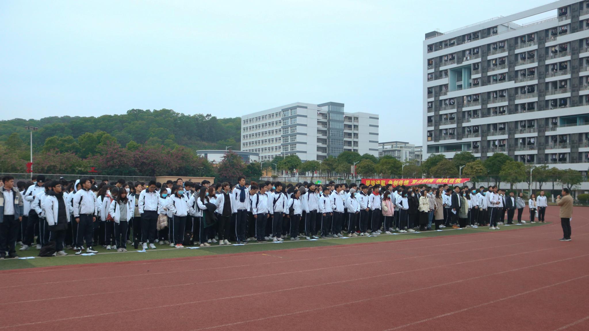 重视国防 精忠报国——BV伟德官方网站举行升旗仪式