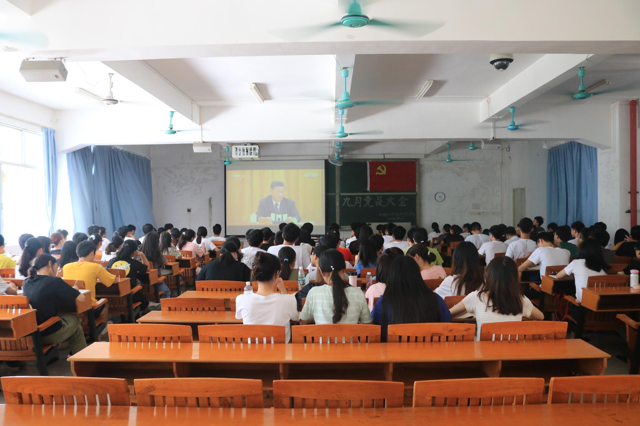 敬抗疫英雄 弘抗疫精神——BV伟德官方网站学生党支部组织观看《全国抗击新冠肺炎疫情表彰大会》纪实视频